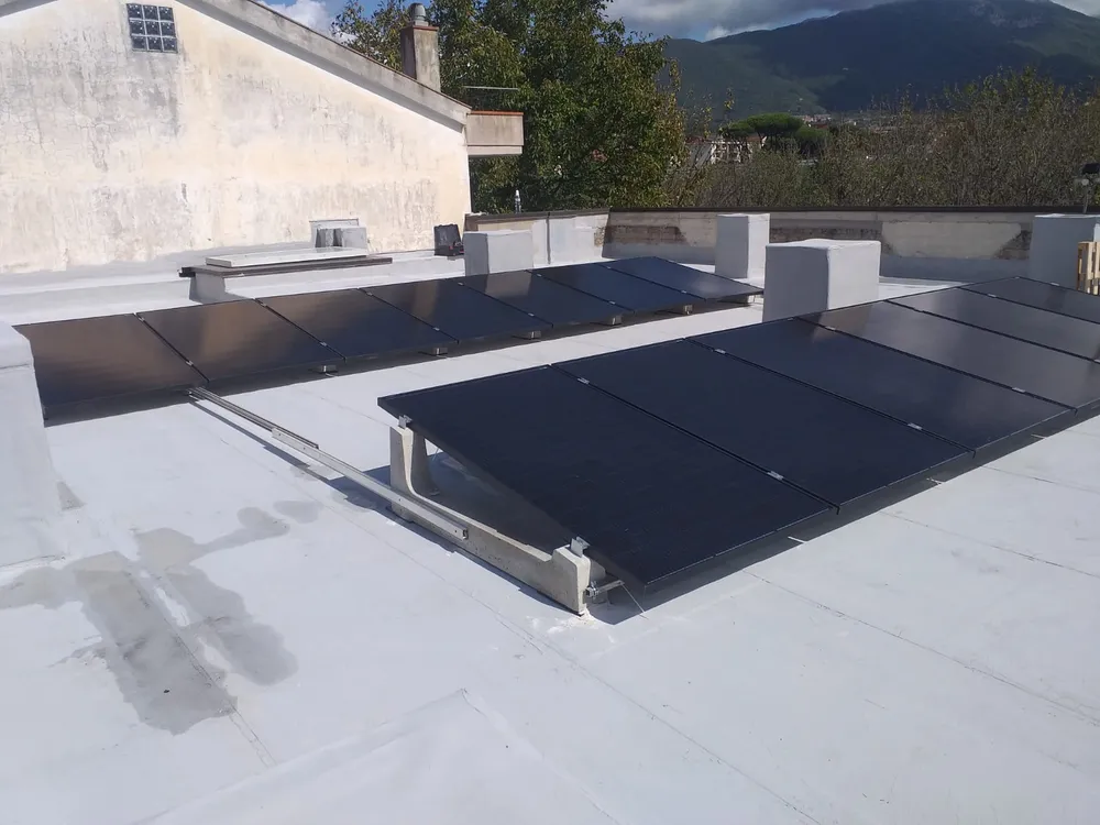 Impianto fotovoltaico con moduli all-black su tetto piano a Mercato San Severino
