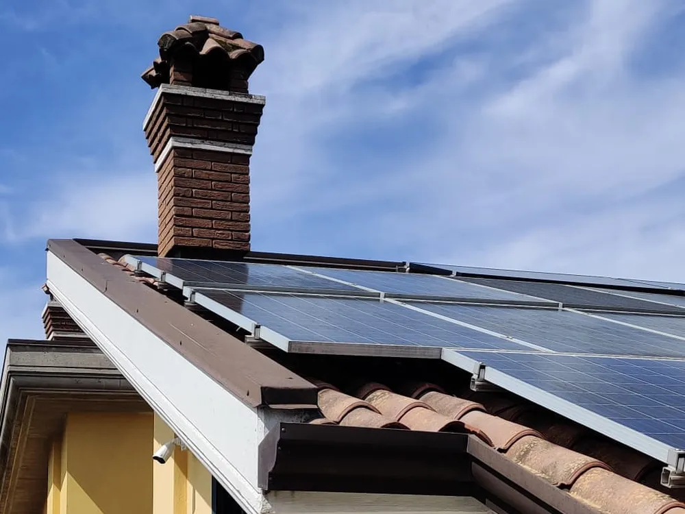 Impianto fotovoltaico installato su tetto a falda con coppi a Montoro